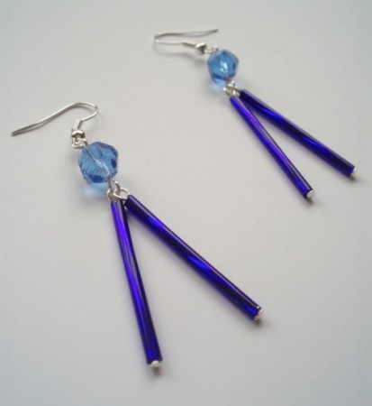 č.2010 ketlované tmavě modré náušnice